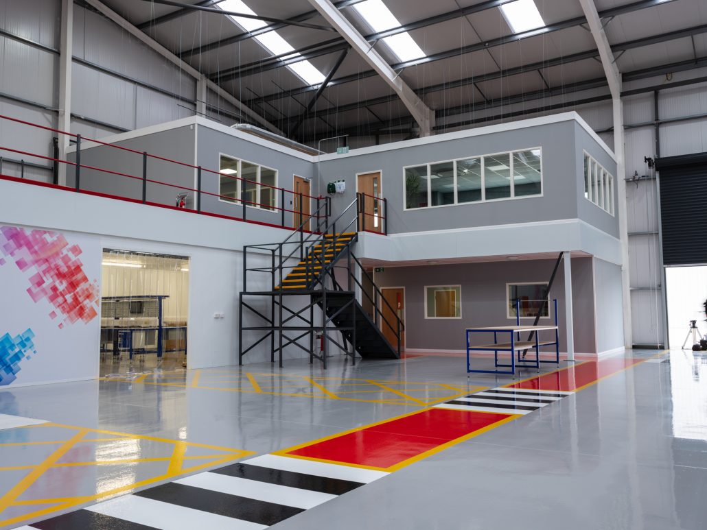 دفترکار در کنار انبارها و سولهها -صنایع سقف مقدم